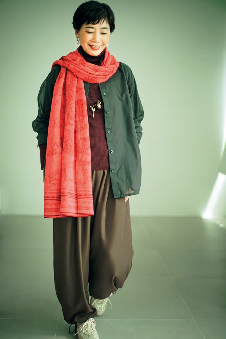 タートルネックセーター￥3,990／ユニクロ、パンツ￥6,990／アンフィーロ（オンワード樫山）、ストール￥44,440／イヌイエディション、ネックレス￥50,600／ルナール ビジュー（ともにプレインピープル青山）、イヤリング￥17,600／アビステ、スニーカー￥39,600／アロハス（アッシュ・ペー・フランス）