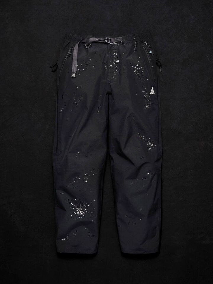 今シーズン新たに加わったシェルパンツ。ジャケットと同じく、3層のGORE-TEXファブリックとStorm-FIT ADVテクノロジーを採用している。