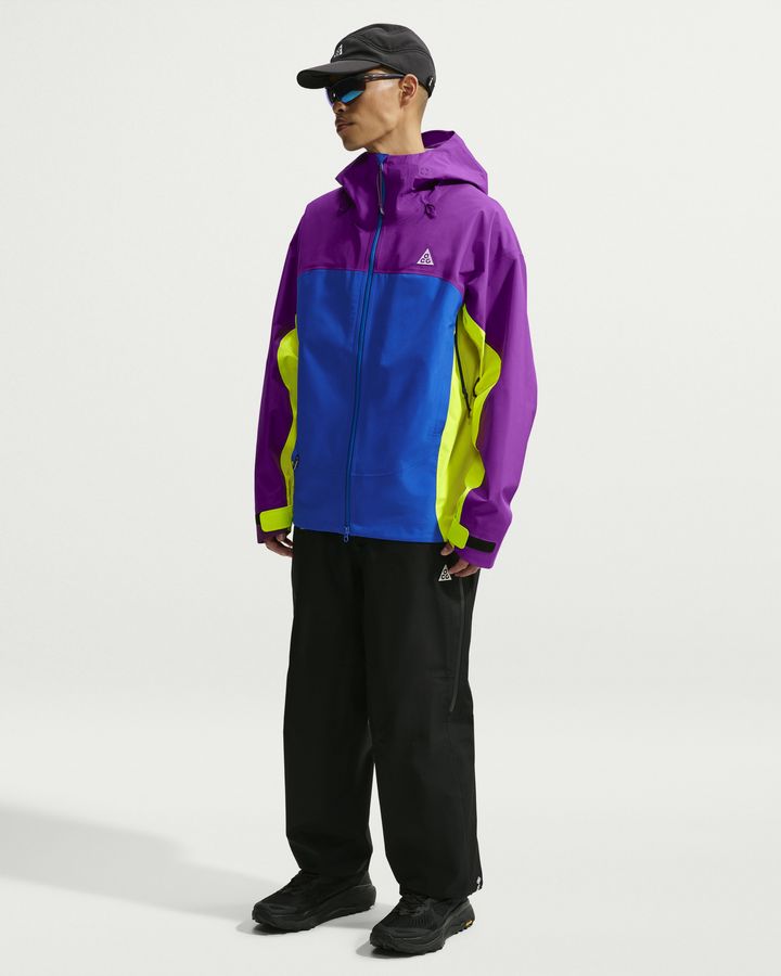風や雨、雪から身体を守るハイキング用シェルジャケット。3層のGORE-TEXファブリックとNIKEのStorm-FIT ADVテクノロジーを組み合わせ、防水性、防風性、通気性を備えている。