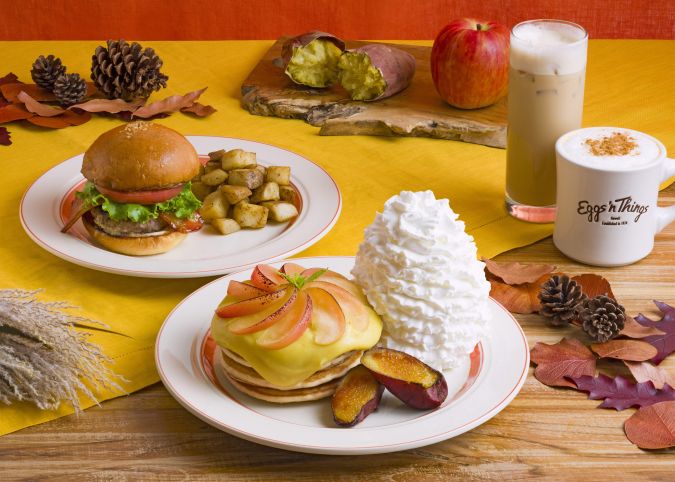 Eggs ’n Things さつまいもとリンゴのブリュレパンケーキ メープルベーコンバーガー メープルシナモンラテ