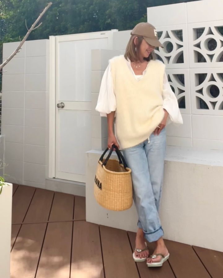 薄手のブラウス×ジレ、足元はビーチサンダル