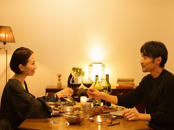 「夫婦なんだから当たり前」。そんな思い込みが、知らず知らずのうちに負担になっていませんか。アラフィフから始める「夫婦関係の捨て活」で、これからの二人の暮らしを見直してみませんか。※画像：PIXTA