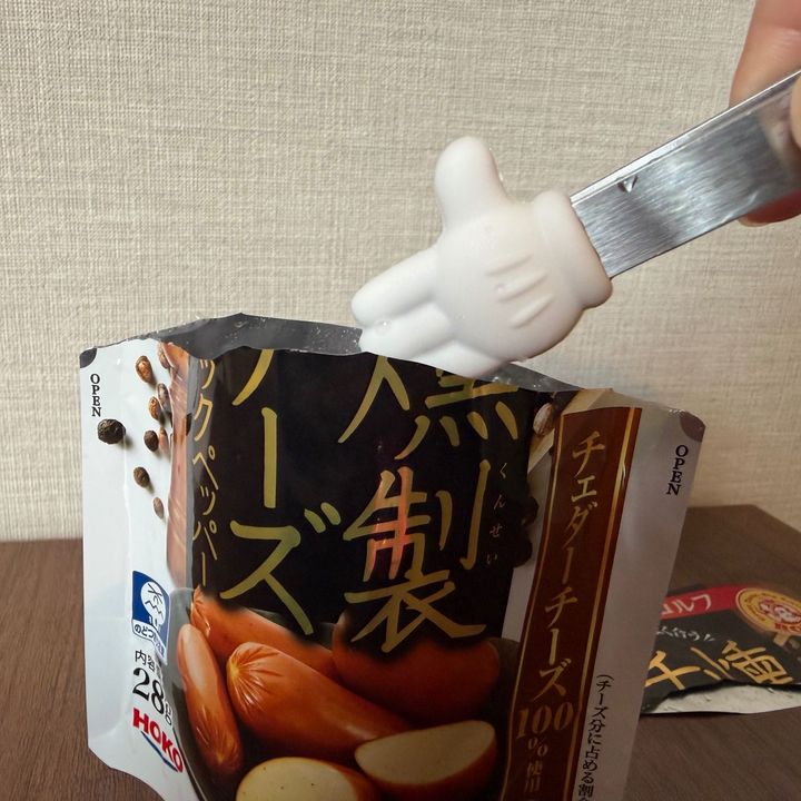 【ダイソー】モッパン動画の「アレ」発見！手が汚れない110円「スナック用トング」が便利すぎた