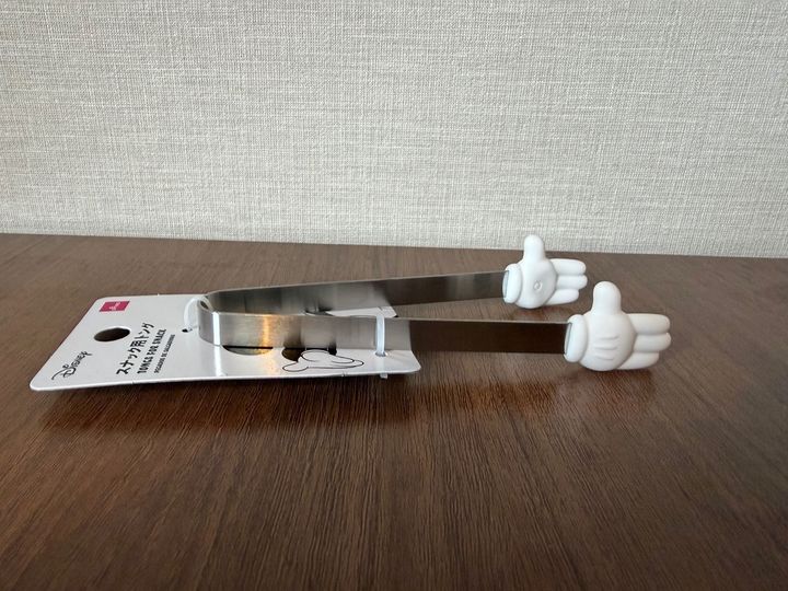 【ダイソー】モッパン動画の「アレ」発見！手が汚れない110円「スナック用トング」が便利すぎた