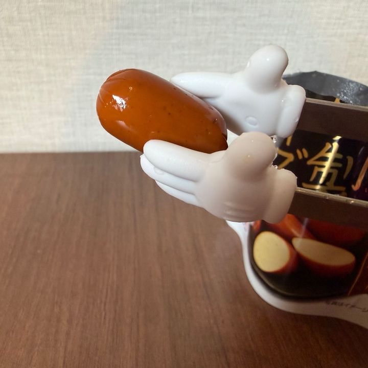 【ダイソー】モッパン動画の「アレ」発見！手が汚れない110円「スナック用トング」が便利すぎた
