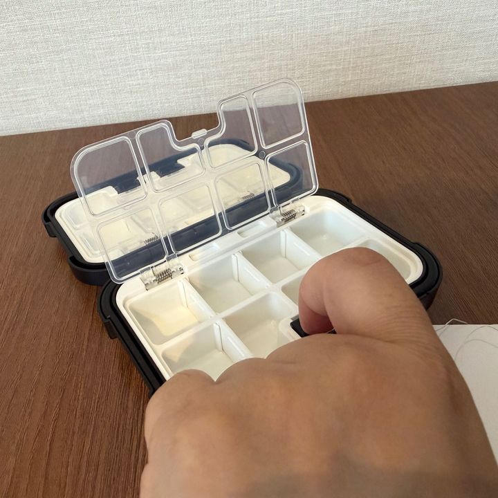 えっ、片手で開くの？ダイソーの隠れた名品！550円「タックルボックス」が小物収納に超便利だった
