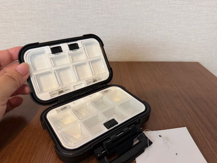 えっ、片手で開くの？ダイソーの隠れた名品！550円「タックルボックス」が小物収納に超便利だった