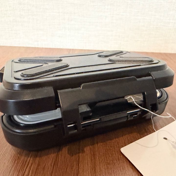 えっ、片手で開くの？ダイソーの隠れた名品！550円「タックルボックス」が小物収納に超便利だった