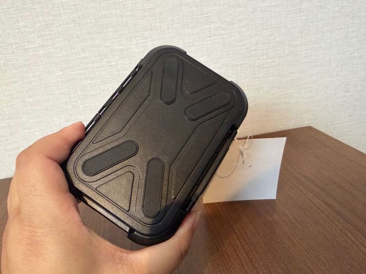 えっ、片手で開くの？ダイソーの隠れた名品！550円「タックルボックス」が小物収納に超便利だった