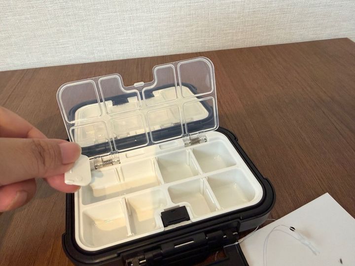 えっ、片手で開くの？ダイソーの隠れた名品！550円「タックルボックス」が小物収納に超便利だった