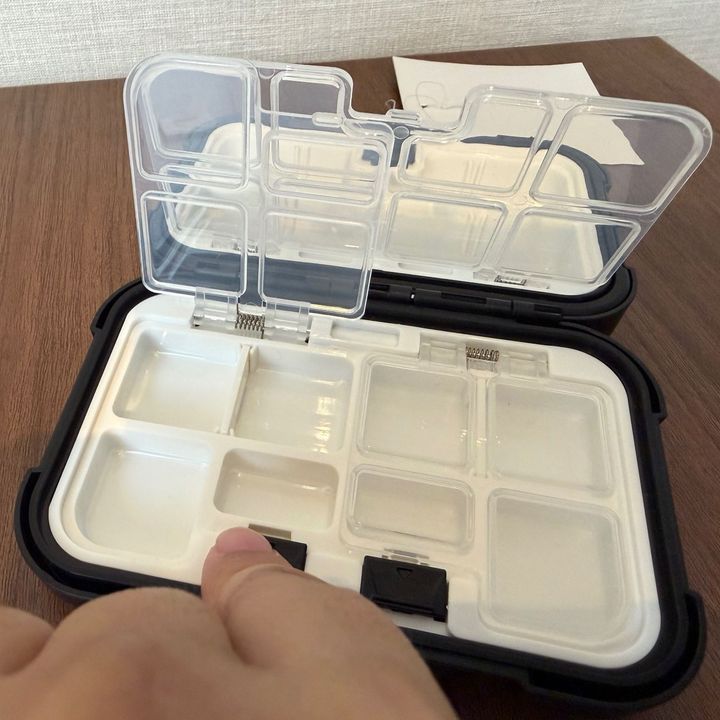 えっ、片手で開くの？ダイソーの隠れた名品！550円「タックルボックス」が小物収納に超便利だった
