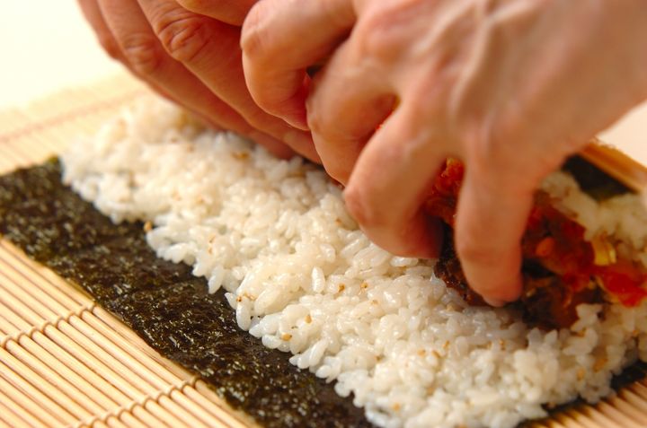子供にも人気！サバ缶の韓国のり巻き キンパの作り方3