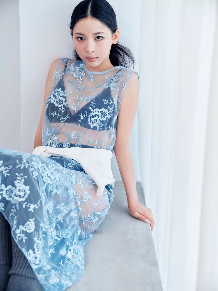 ブルーのレースドレスを纏ったモデルのミチの全身ショット