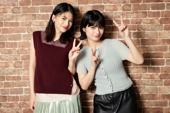 （左から）出口夏希、蒔田彩珠 クランクイン！ 写真：松林満美 width=