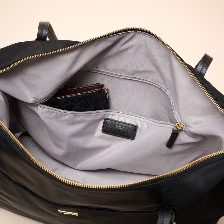 トゥミ VOYAGEUR Qトート ファスナポケットに財布を入れた様子