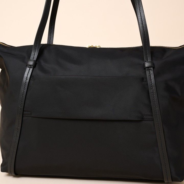 トゥミ VOYAGEUR Qトート 着用画像