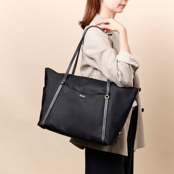 トゥミ VOYAGEUR Qトート 着用画像