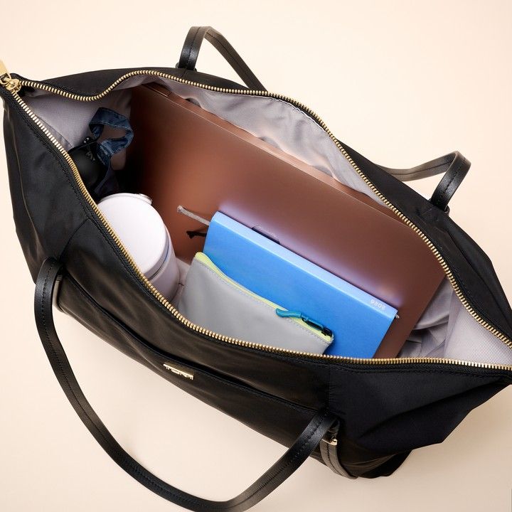 トゥミ VOYAGEUR Qトート 通勤グッズを入れた様子