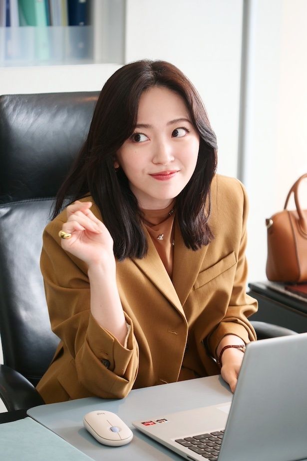 【写真】“敏腕社長”であることを隠して普通の主婦として暮らす藤堂咲奈(鈴木愛理さん) (C) 2026映画『昨夜は殺れたかも』製作委員会