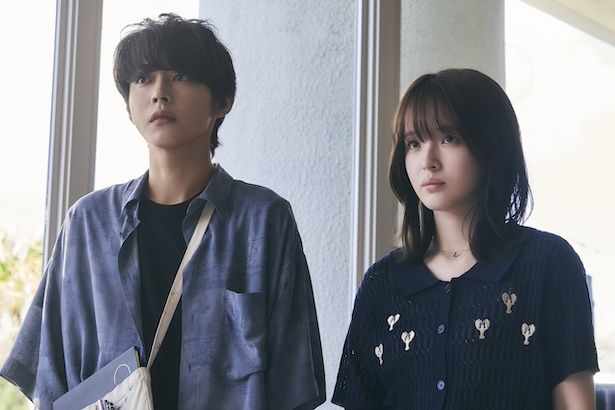 輪花の亡き親友の妹・愛羅(豊嶋花さん)と芸大生・野村(倉悠貴さん) (C)2026『マッチングTL』製作委員会