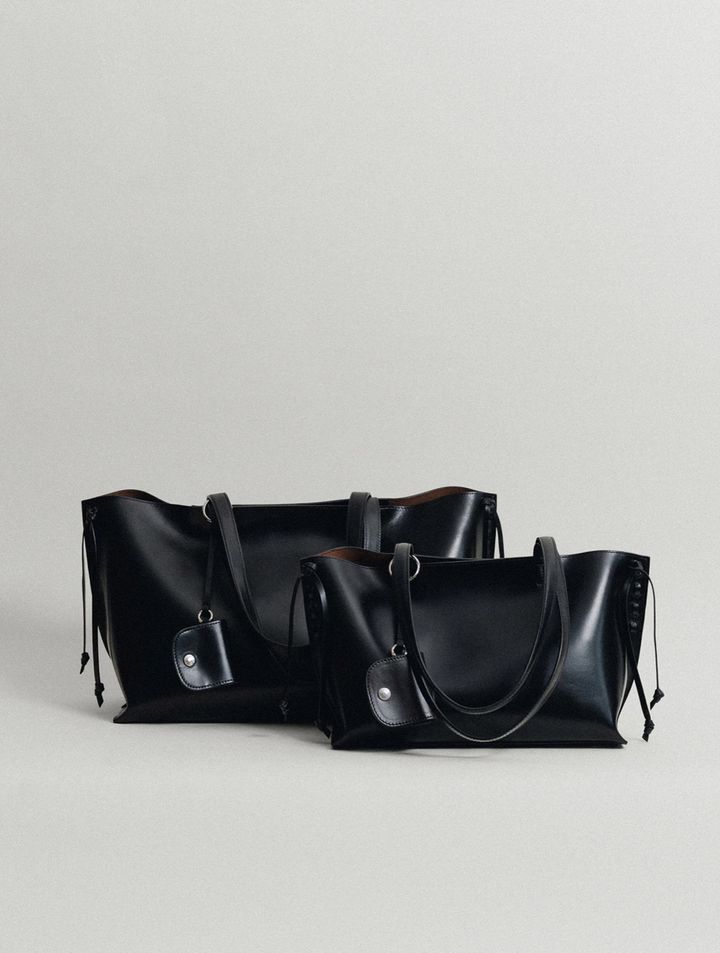 TOUT Y ESTのブラックのトートバッグ