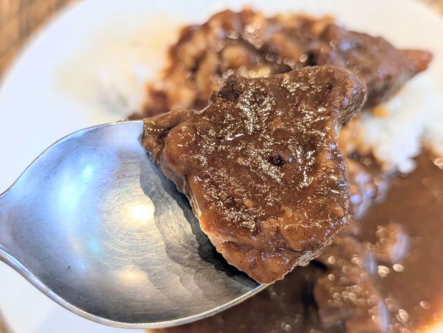 「新進気鋭 STEAK HOUSE SHINSHINKIEI 和牛カレー」実食スプーン