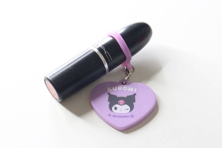 黒いリップスティックに装着されたクロミのリップミラー