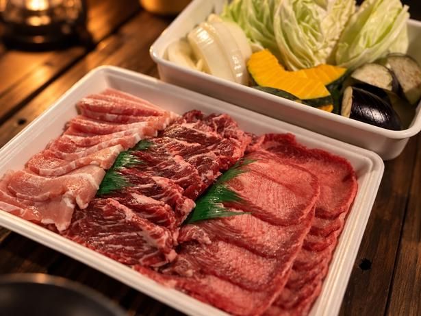 食材の準備を省きたい人には「手ぶらBBQセット」(2人前4980円)も。地元精肉店の肉や地元野菜を味わえる ※要事前予約
