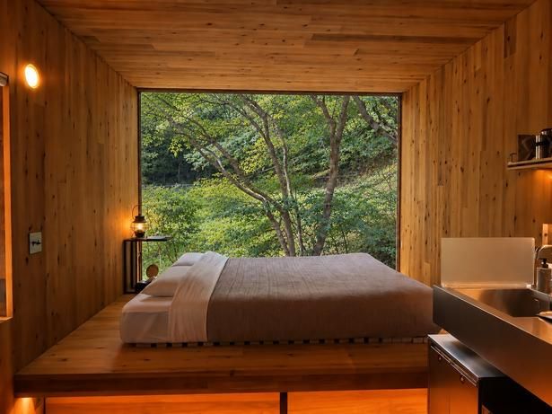 Forest Sideの客室では、ベッドの正面がまるで“森”を切り取る大きな額縁のよう