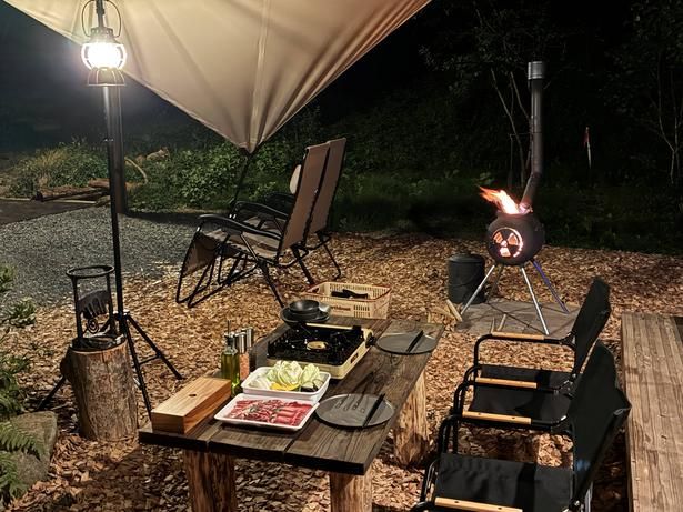 日が落ちれば、アウトドアリビングが夕食会場に