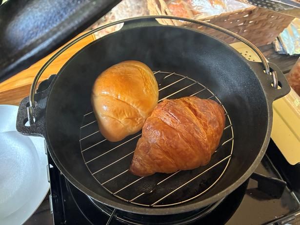 ダッチオーブンでパンを温め直す。このひと手間で絶品に！