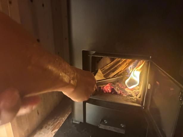 薪ストーブへの着火も自分たちで。マッチや着火剤など必要なアイテムは客室にそろっている