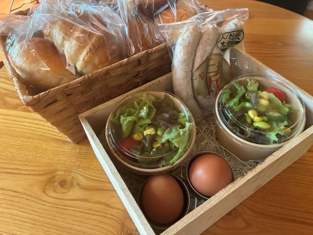 オプションの朝食セットは2人前3000円