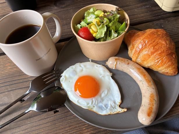 目玉焼き、信州太郎ぽーくのソーセージ、サラダを盛り付ければ、森の朝ご飯が完成