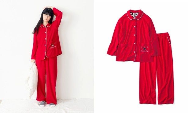 鮮やかな赤箱レッドが目を引く「コットン混のやわらかパイルパジャマ〈赤箱レッド〉」(1セット8690円)