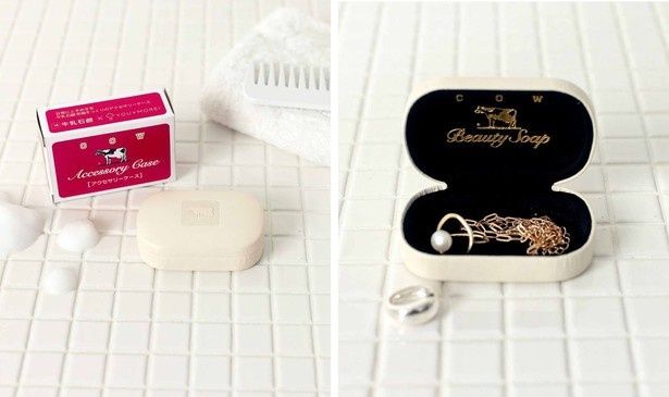 オリジナルの赤箱に入って届く「牛乳石鹸 赤箱そっくりのアクセサリーケース」(2200円)