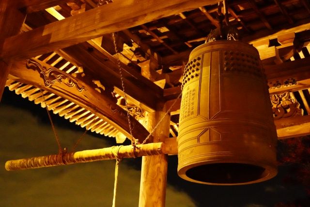 大晦日の除夜の鐘 夜空と橙の光