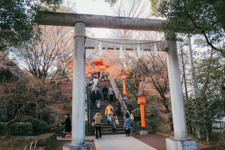 年の暮れの神社 日中