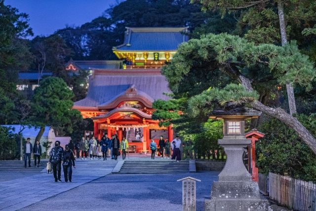 大晦日の夕暮れ時に参拝する人々 イメージ