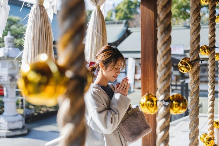 参拝する女性 手を合わせている様子