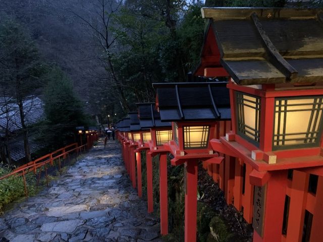 夜 日暮どきの神社 明かり