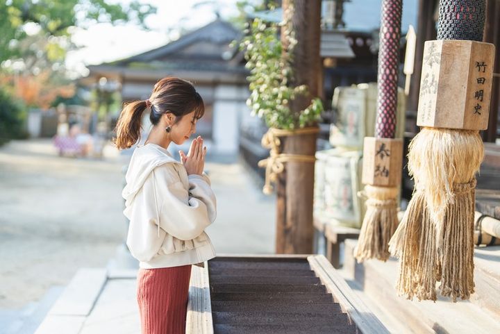参拝する女性 手を合わせている様子
