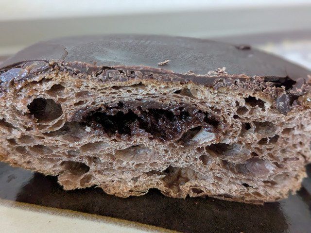 チョコ風味のデニッシュ生地とチョコクリームが見える本気のチョコクイニーアマンの断面