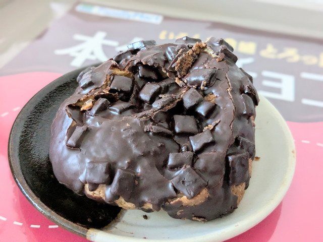 角切りチョコをトッピングした本気のチョコデニッシュメロンパン