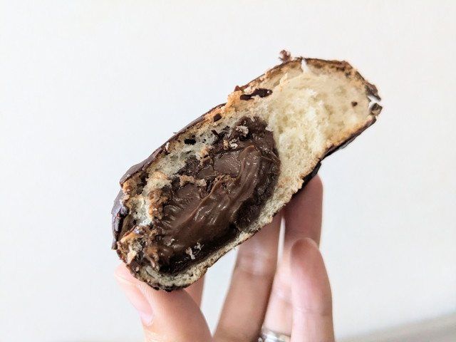 チョコクリームがたっぷり詰まった本気のチョコクリームパンの断面