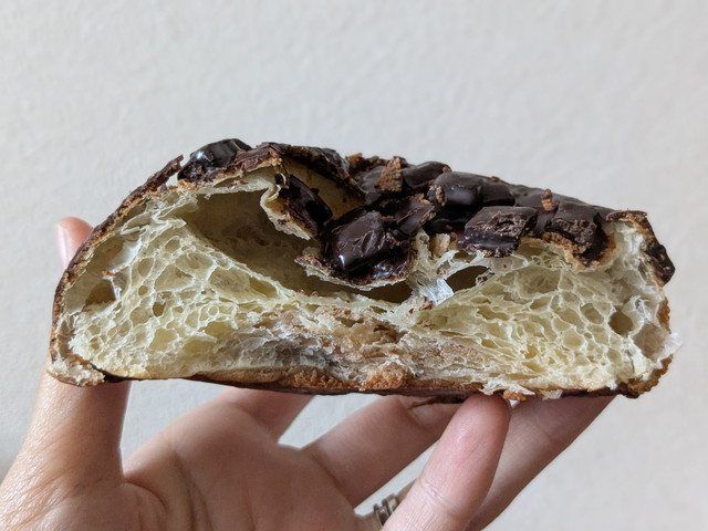デニッシュ生地の層が見える本気のチョコデニッシュメロンパンの断面