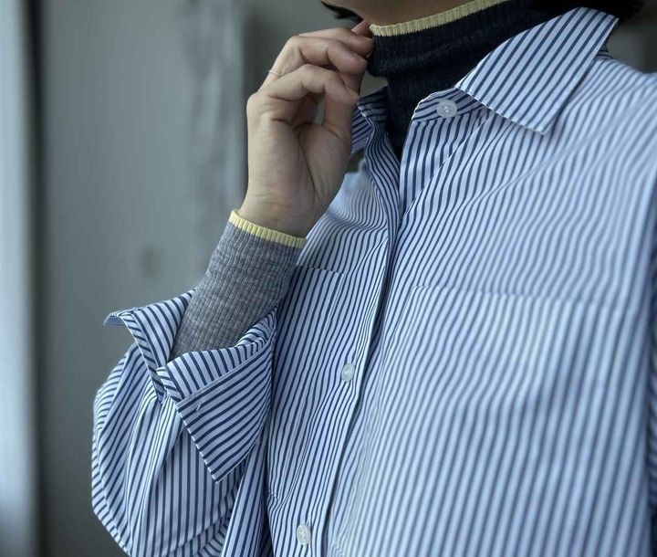 画像: 【plst】カラーブロックシアーリブタートルネックセーター（Mサイズ着用）¥8,990、タイプライタークロップドシャツ（ストライプ）（Mサイズ着用）¥8,990 www.plst.com