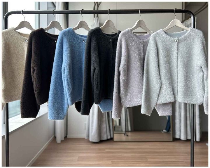 画像: 【plst】フェザーヤーンカーディガン各¥9,990、ラメフェザーヤーンカーディガン¥11,000 www.plst.com