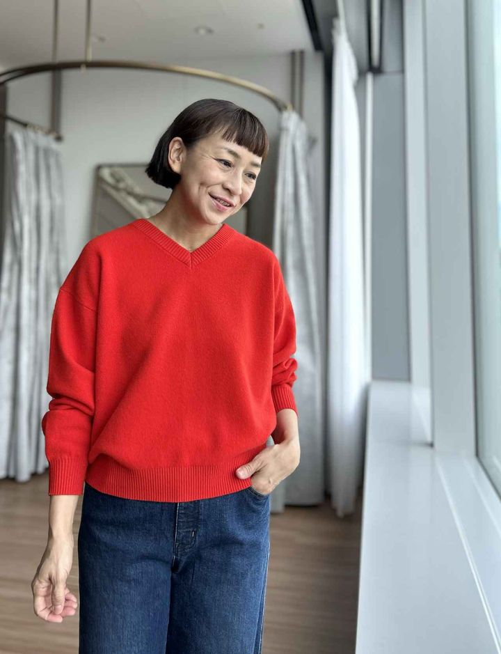 画像: 【PLST】ソフトボイルドメリノウールＶネックセーター（Mサイズ着用）¥8,990、3Dフレアジーンズ（Lサイズ着用）¥11,000 ※佐藤さんの身長165㎝ www.plst.com