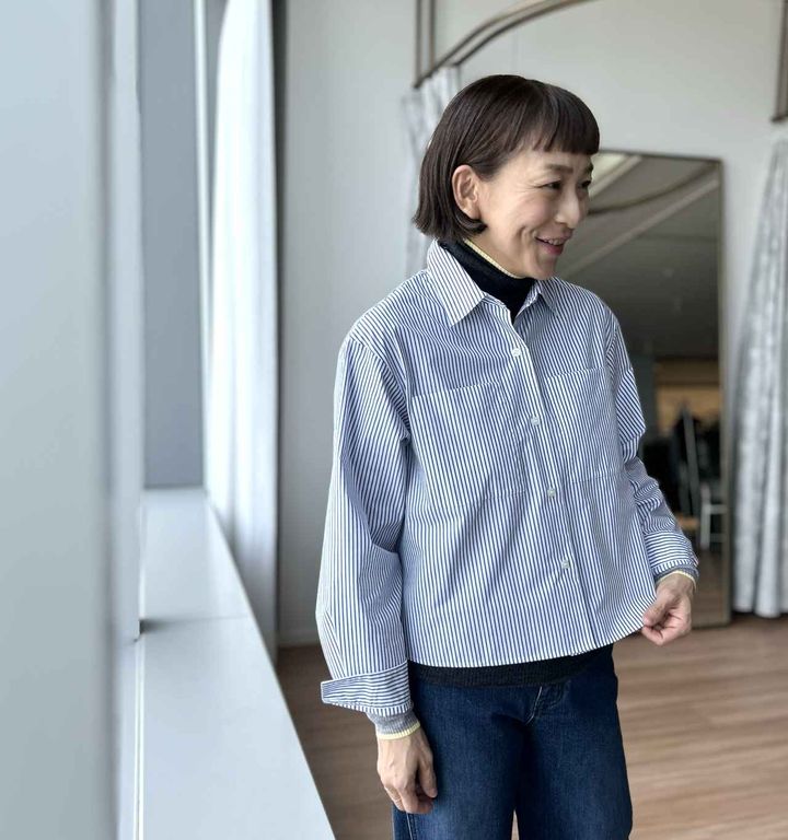 画像: 【plst】カラーブロックシアーリブタートルネックセーター（Mサイズ着用）¥8,990、タイプライタークロップドシャツ（ストライプ）（Mサイズ着用）¥8,990 ※佐藤さんの身長：165㎝ www.plst.com
